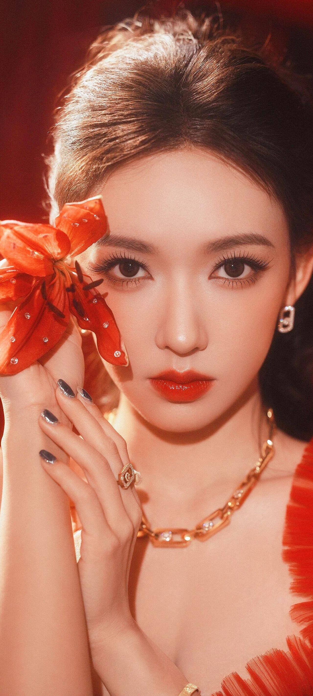 《红妆》 
绛纱轻笼玉肌凉，
金链凝光映晚妆。
一顾倾城红影动，
烛摇帘幕暗生香