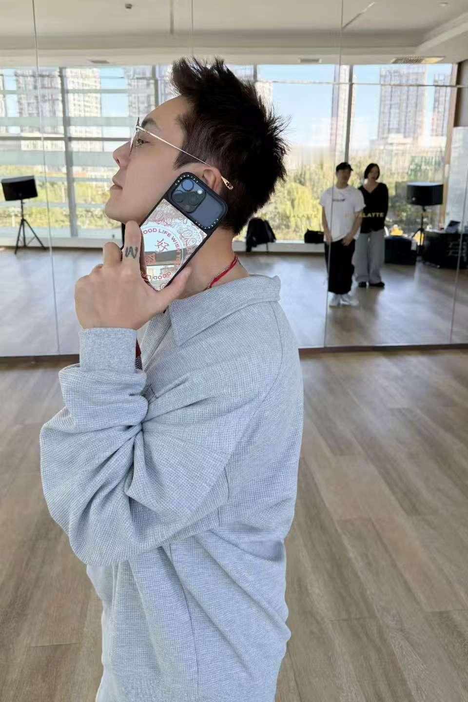 陈伟霆手机壳好命陈伟霆换手机壳了 陈伟霆换新手机壳了！好命好命[doge] ​​