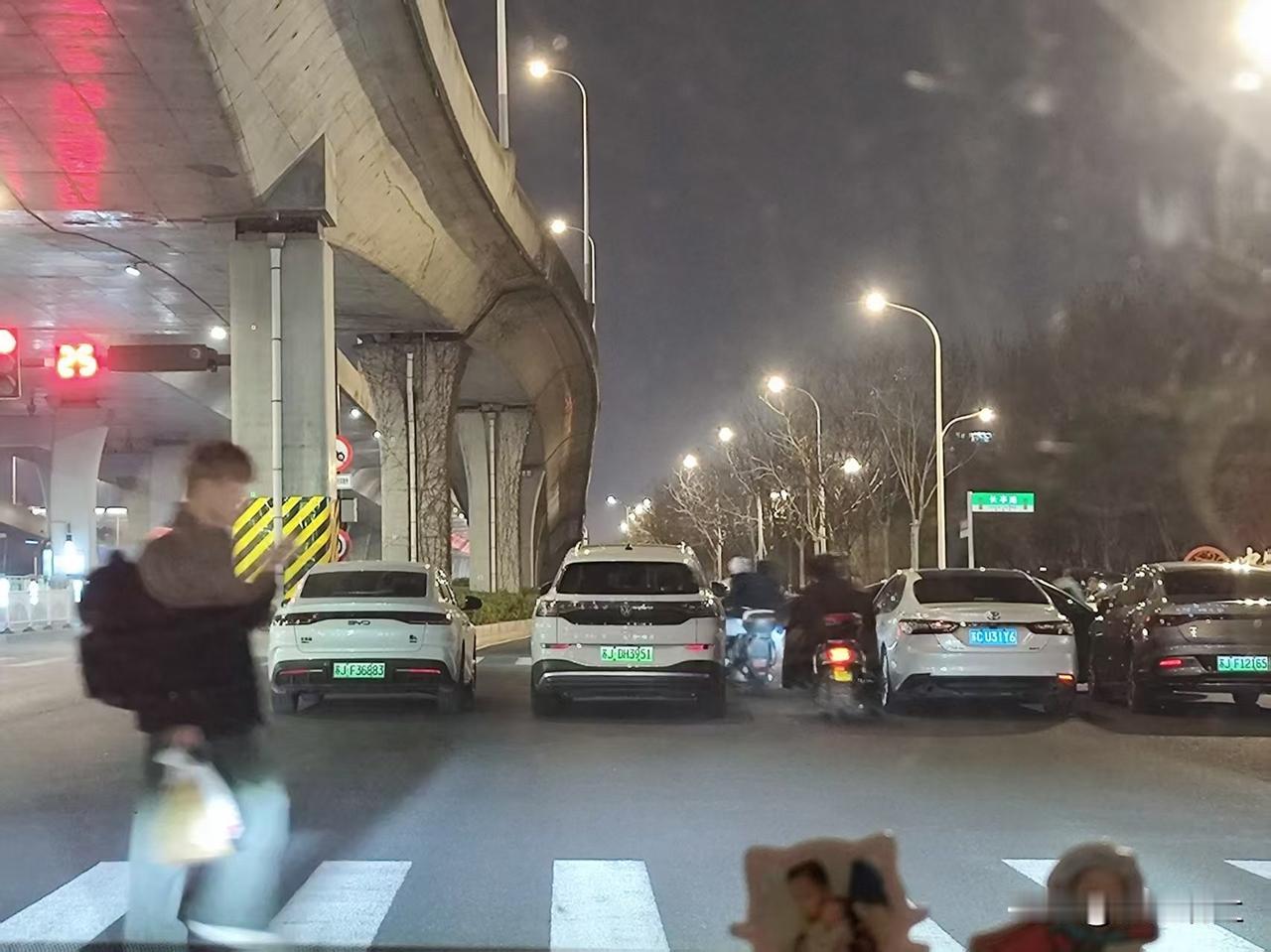 工学院北门需要一个停车点，大家都为了去吃那边的小摊子乱停，请交警部门关注。