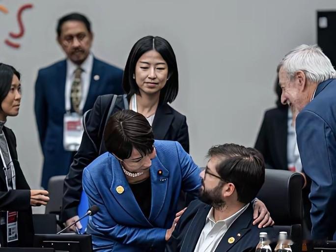 日本这个高市早苗
太让人看不起了

前几天
她让特朗普搂着
今天
她又主动搂着