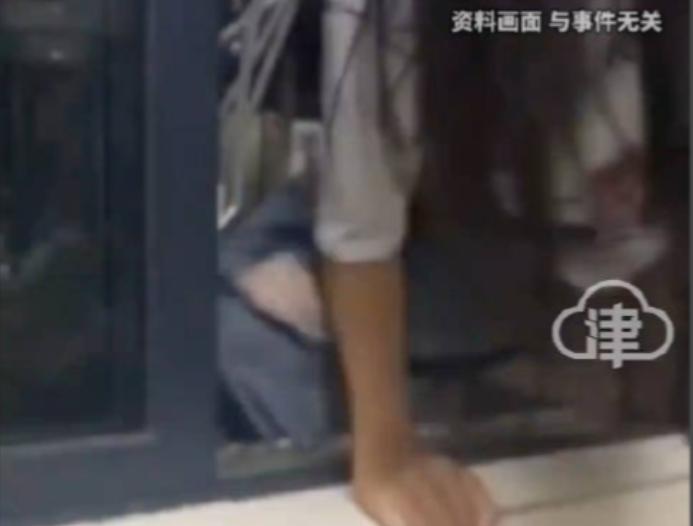 陕西，女子晚上跟朋友出去喝酒唱歌，喝的烂醉被朋友送去酒店的客房休息，女子拒绝入住