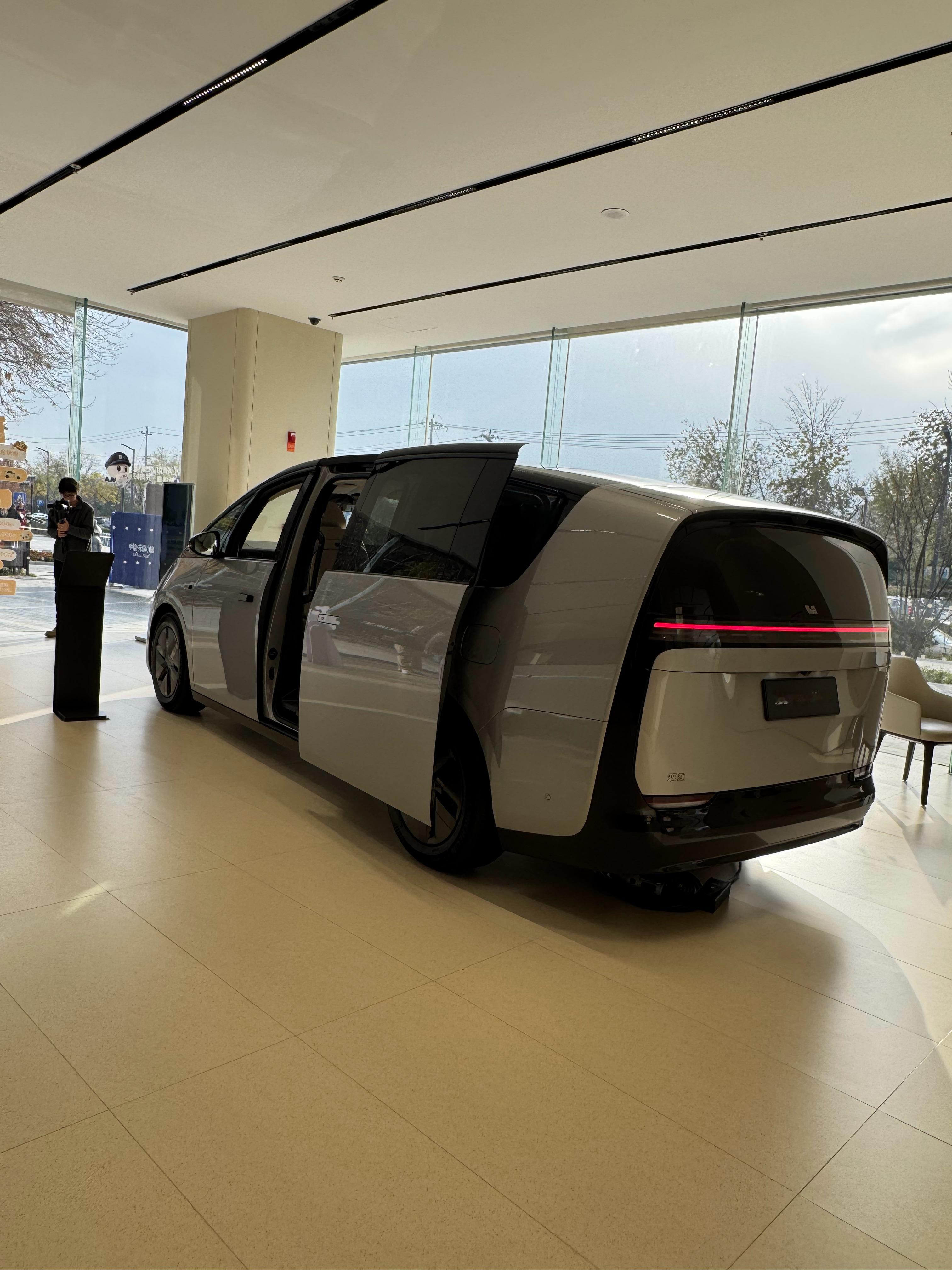 今天拍理想 在祥云小镇销售中心呆了两小时发现理想这玩偶做的真不错 摸起来很舒服 