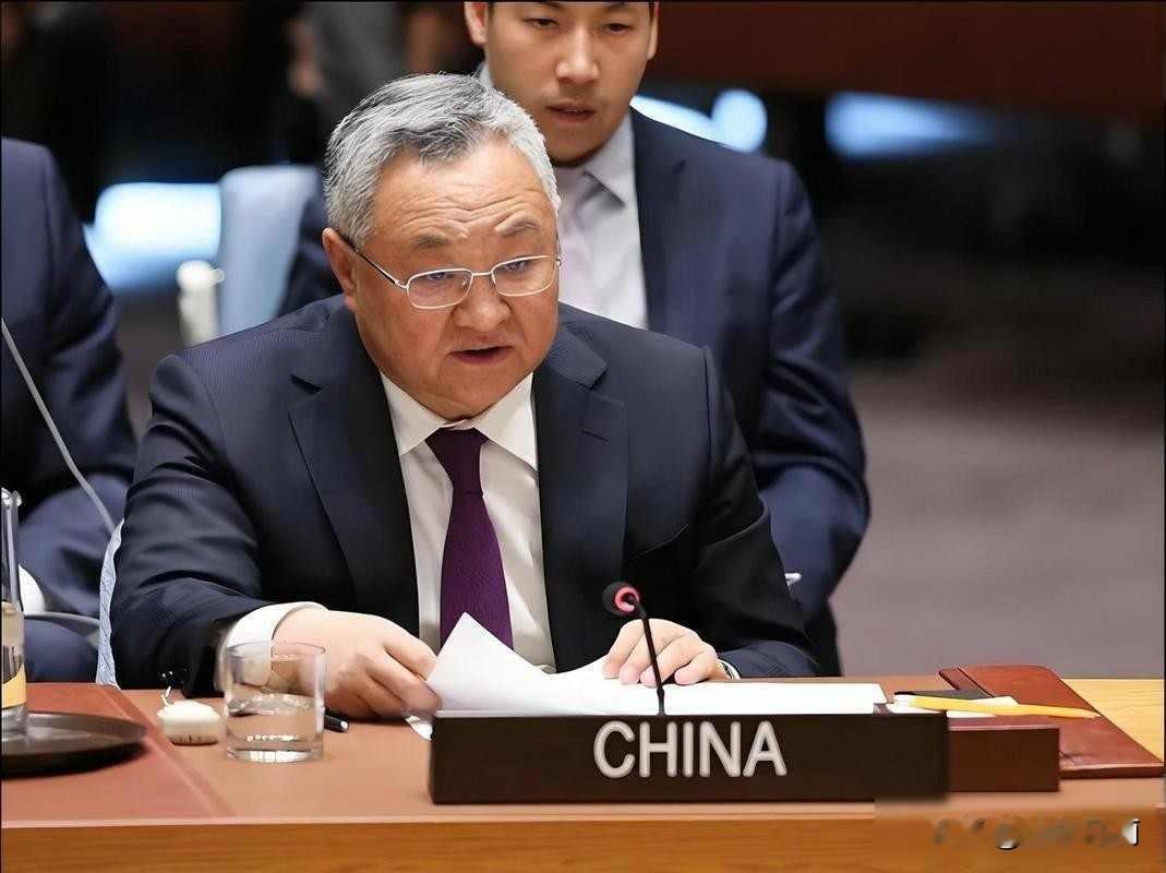 中国代表在安理会点名批评以色列，美以联合无视国际法。中国常驻联合国大使傅聪义正言