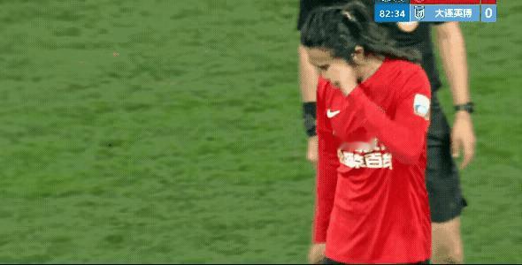 李提香，有人说这种发型不应该出现在球场上。我想问，到底是这样好，还是纹身青年好？