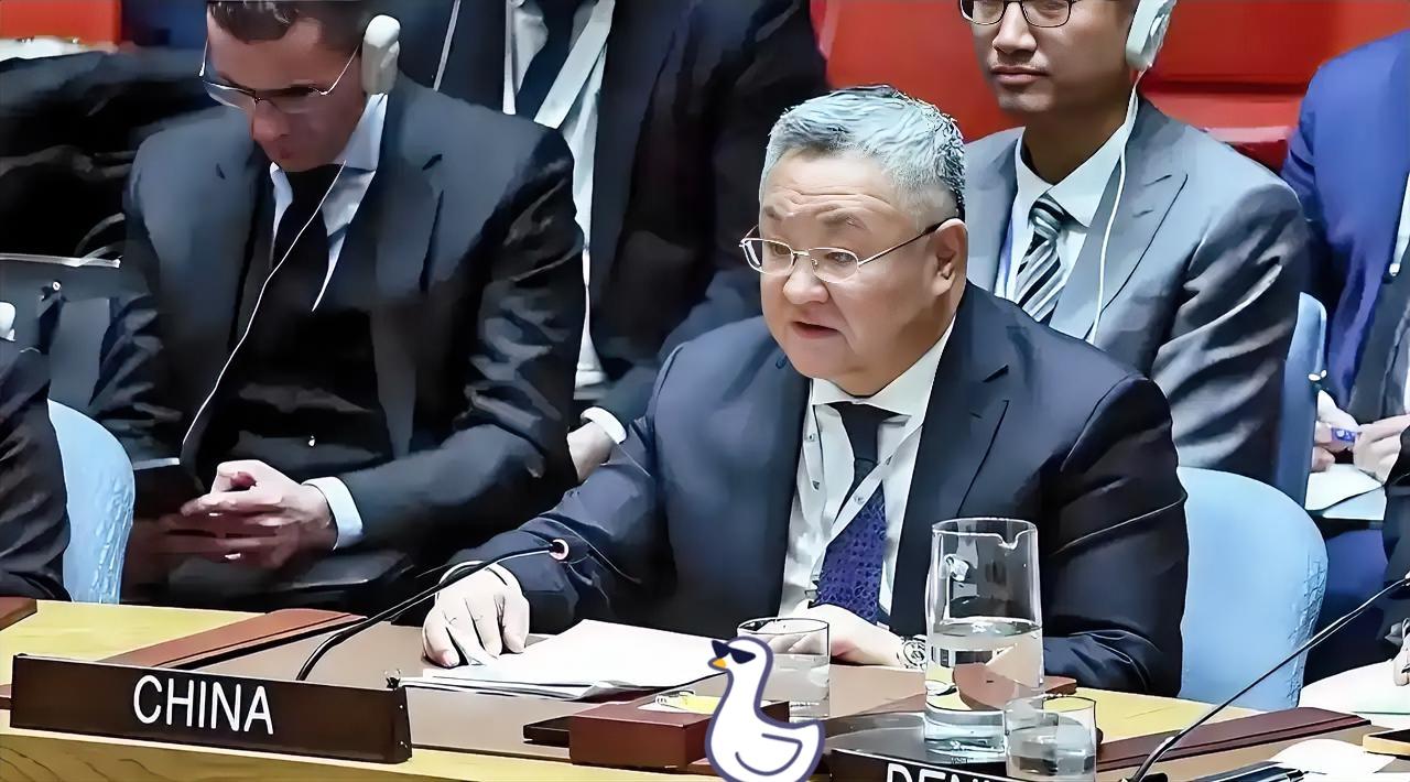 看笑了，美国这回在联合国安理会又是那个老套路。
 
指着咱鼻子说，咱们是俄乌那档