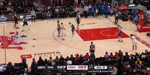 可以！软了一整场的申京关键时刻硬了！
在今天NBA常规赛火箭对阵独行侠的第四节比