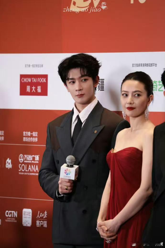 高圆圆夏之光好权威的同框夏之光帮高圆圆提裙摆 电影里面是母子，电影外面是非常暖心