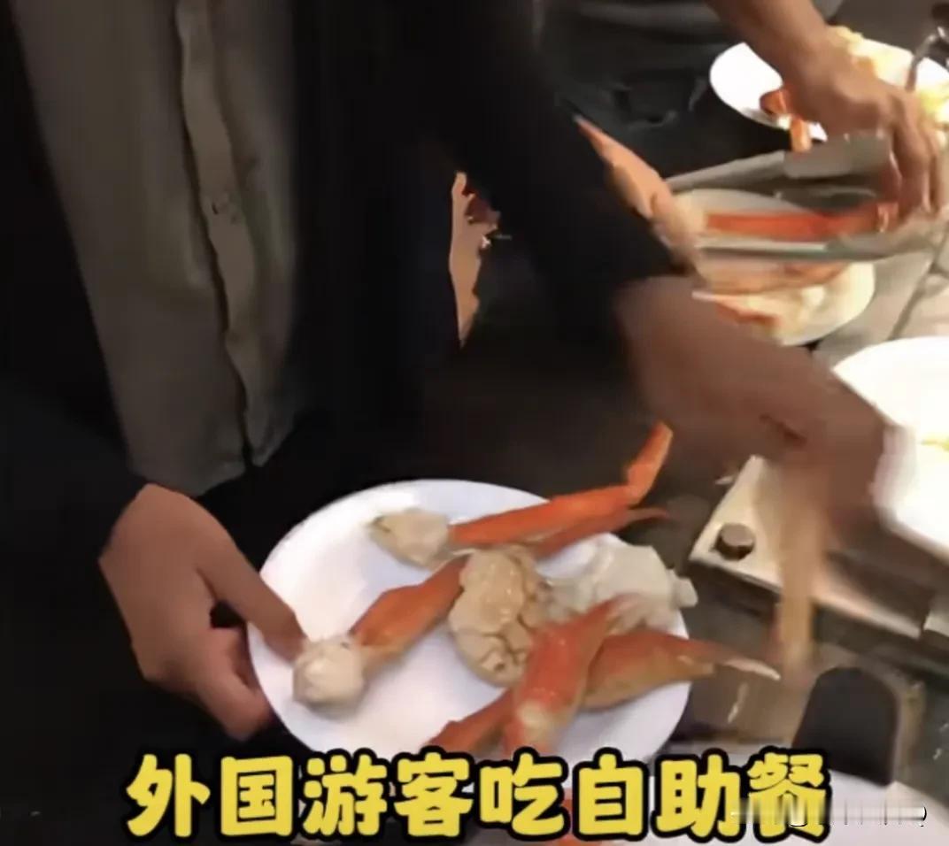 挺有意思的，看了一位在日本的博主发的外国游客在日本吃自助餐的视频，面对海鲜，那是