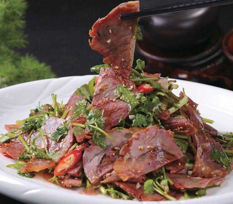 牛腱子肉富含胶原蛋白和弹性蛋白，具有独特的嚼劲和口感。这道菜因其高蛋白、低脂肪的