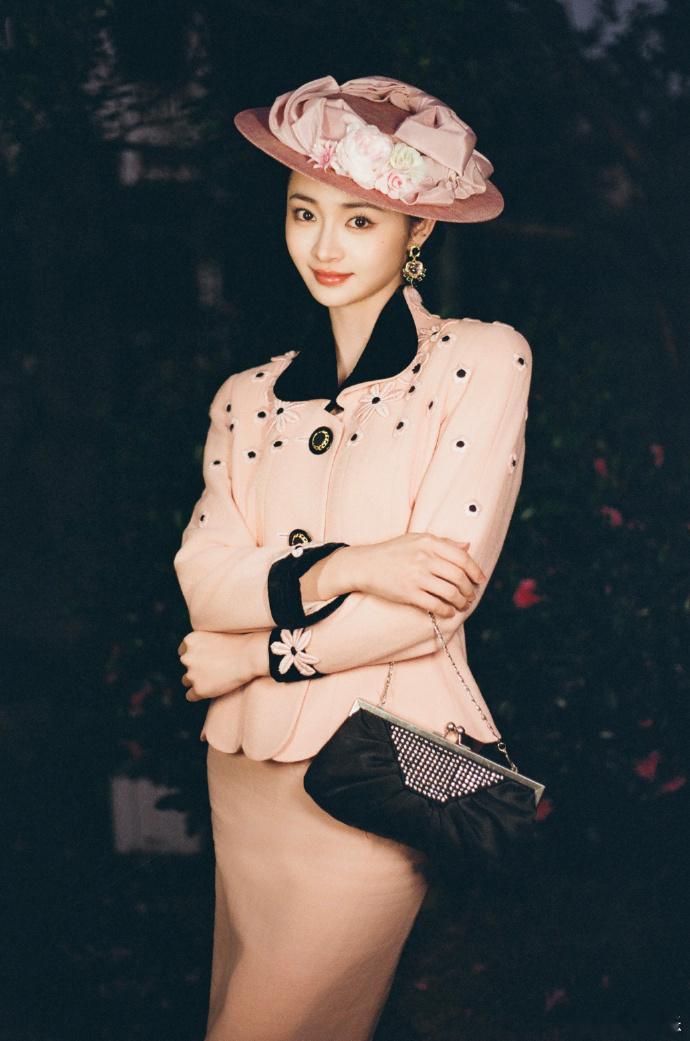 周洁琼香香软软小蛋糕 周洁琼晒27岁生日照，粉色复古风造型吃蛋糕，简直就是自己吃