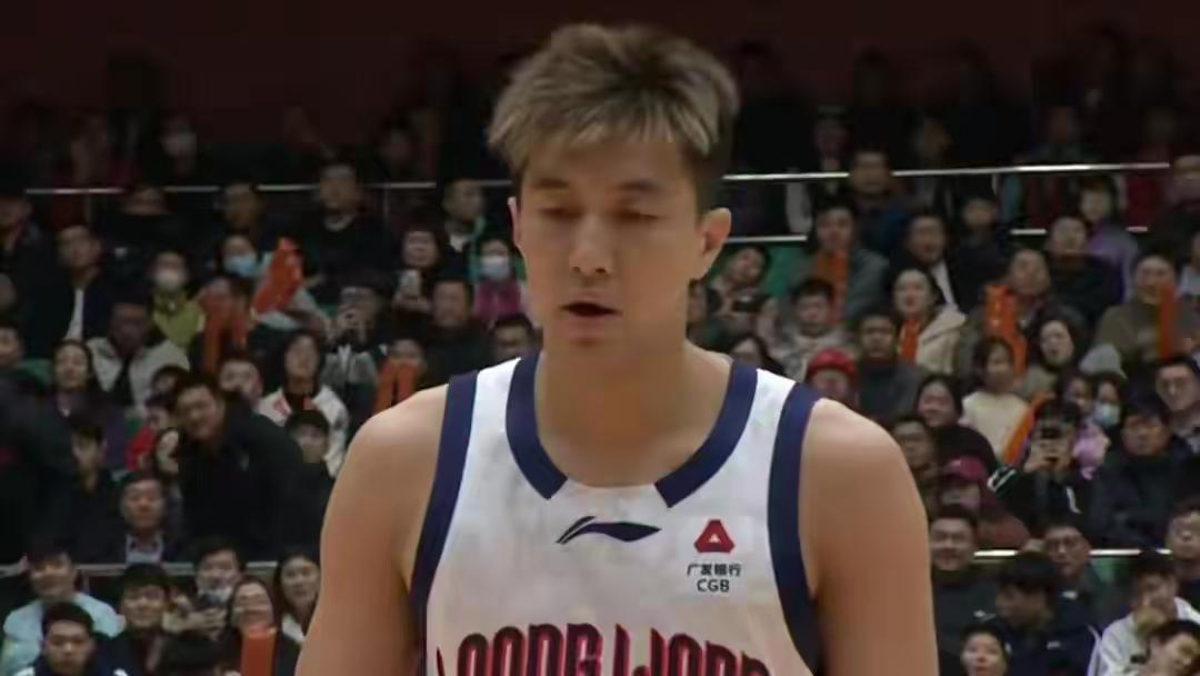 山东vS广州，83:80山东微得分取胜，贡献了一场激烈精彩的比赛。扮演黑马的山东
