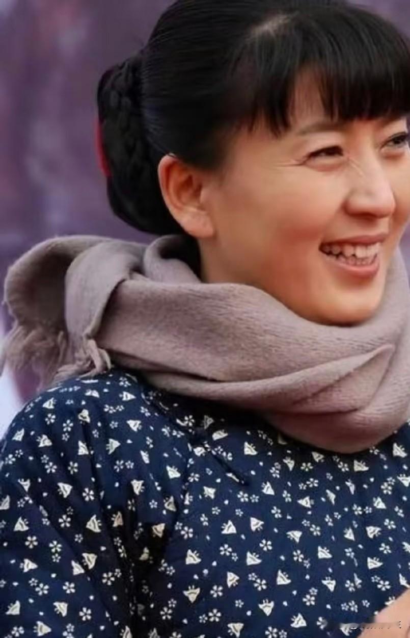 闫学晶还总唉声叹气，说钱不够花，愁孩子买房买车，愁以后养老看病。
 
咱瞅着都纳