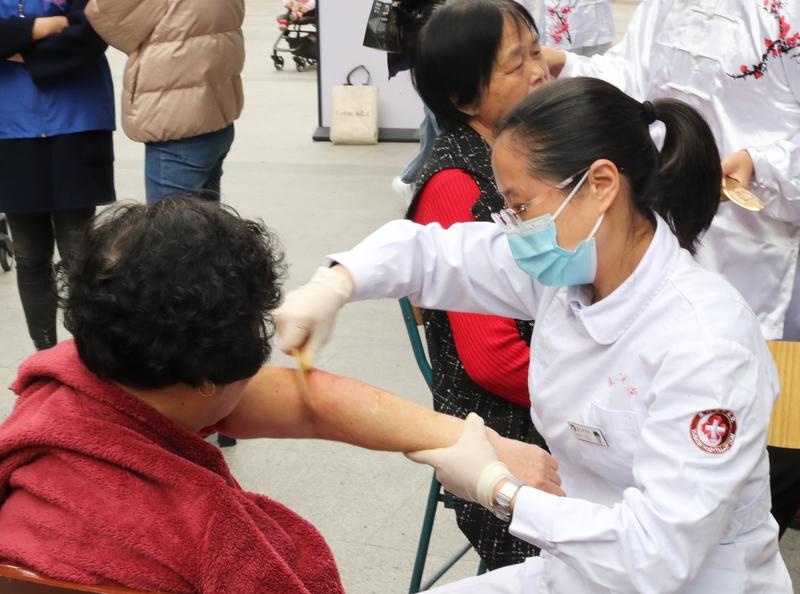 网上广为流传的女性健康说法，很多都是误区。
一是认为绝经越晚越好。实际上，女性在