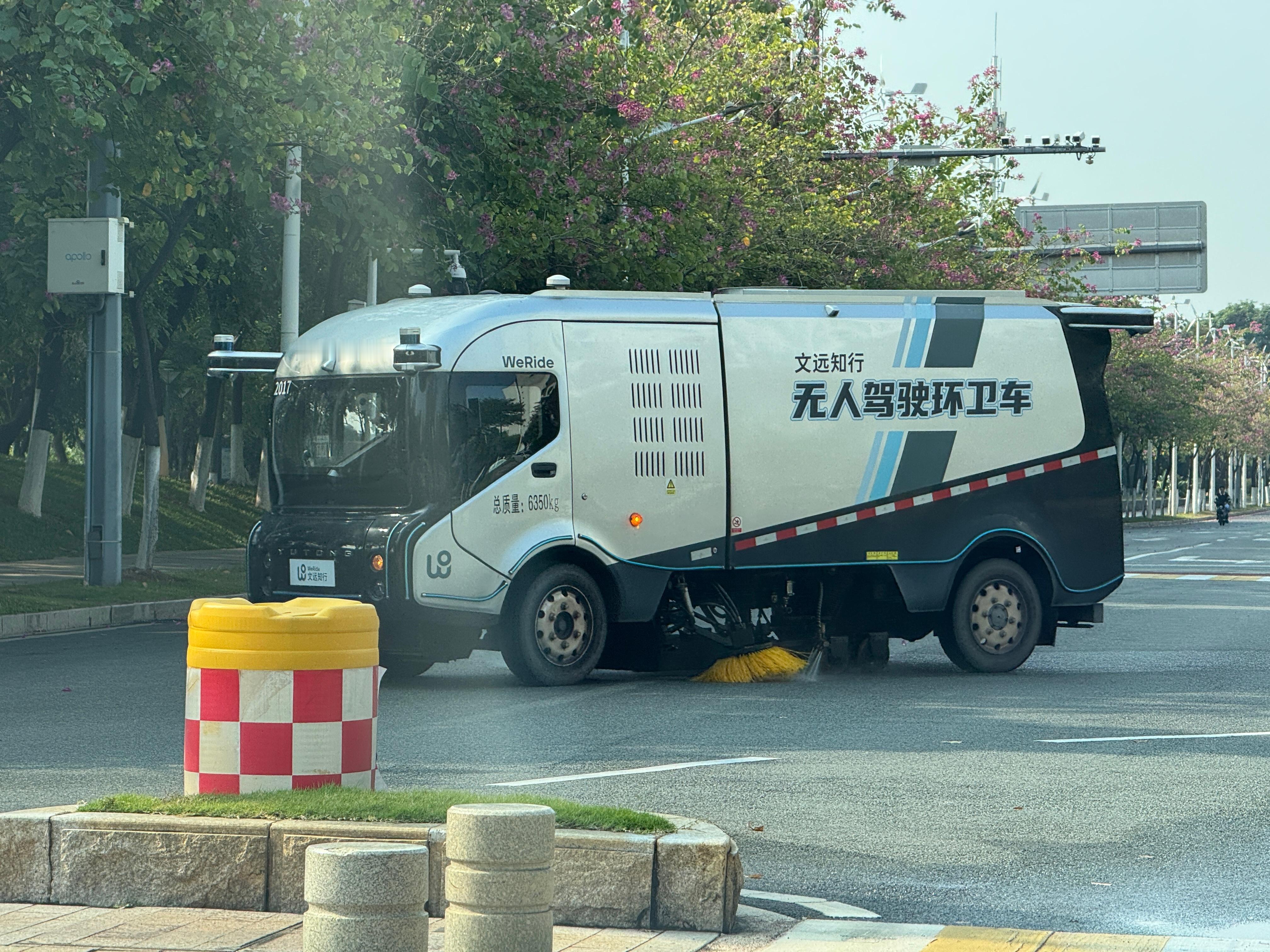 广州有好多这种无人驾驶的环卫车  