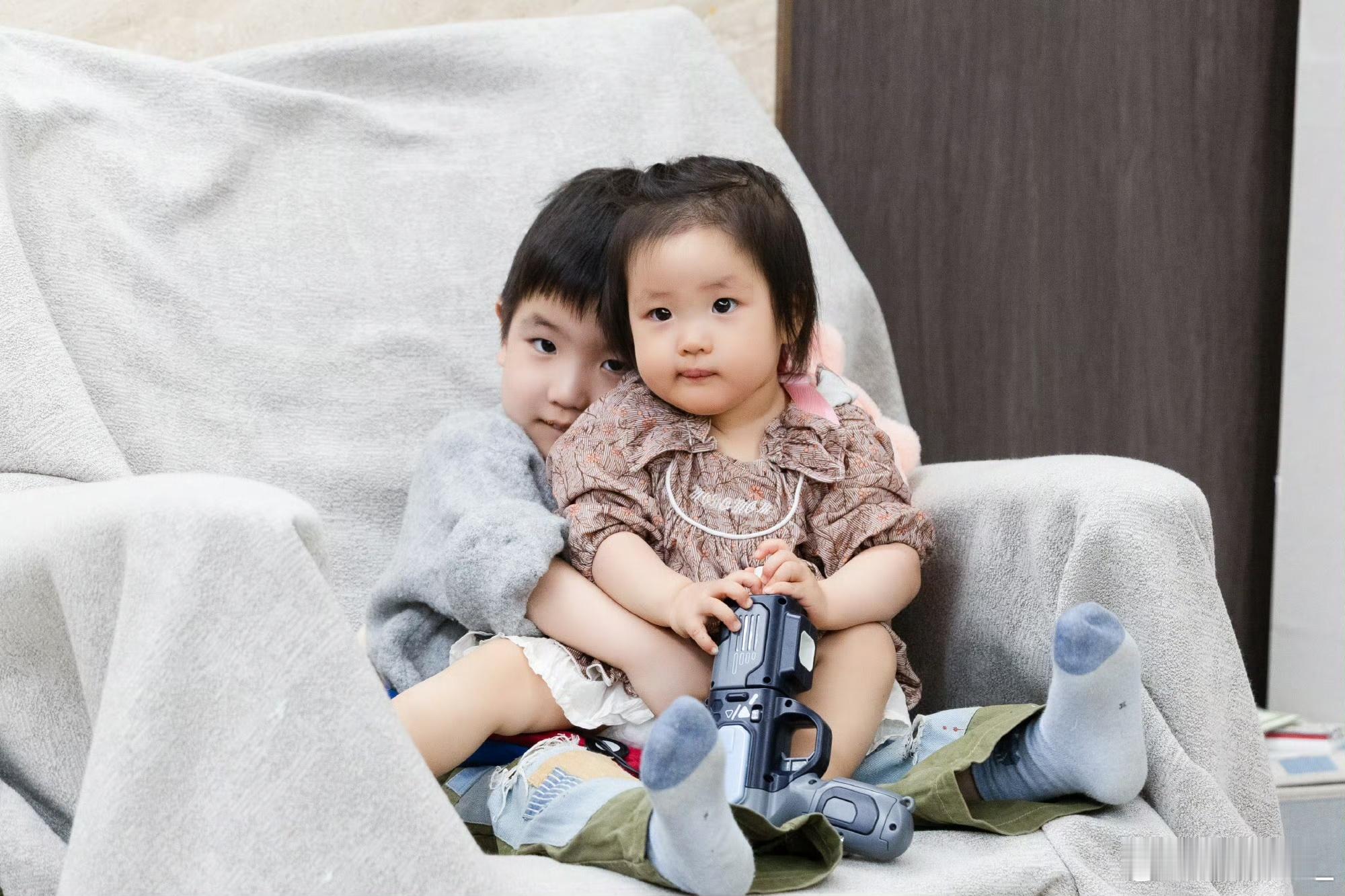 爸爸当家乐悠互联网神仙孩子爸爸当家主动承担照顾妹妹的小任务，认真对待每件小事，暖