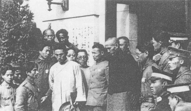 九一八事变后，全国学生代表到南京向国民政府请愿，要求国民政府出兵抗日。图为蒋介石