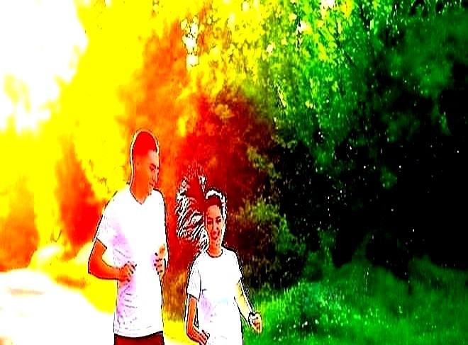 “老张昨晚在客厅原地踏步到两点，只为把微信步数刷到3万，被老伴拍下视频发群里，笑