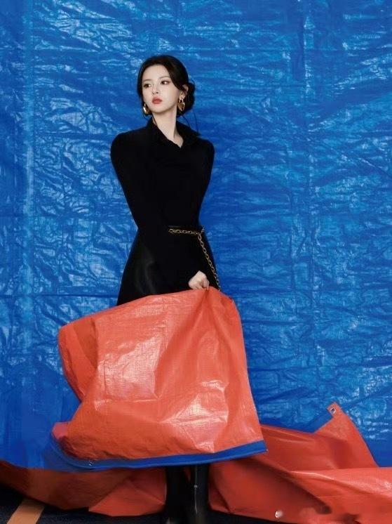 杨超越全黑look 杨超越全黑look，哇塞，状态好好[爱你][爱你] ​​​