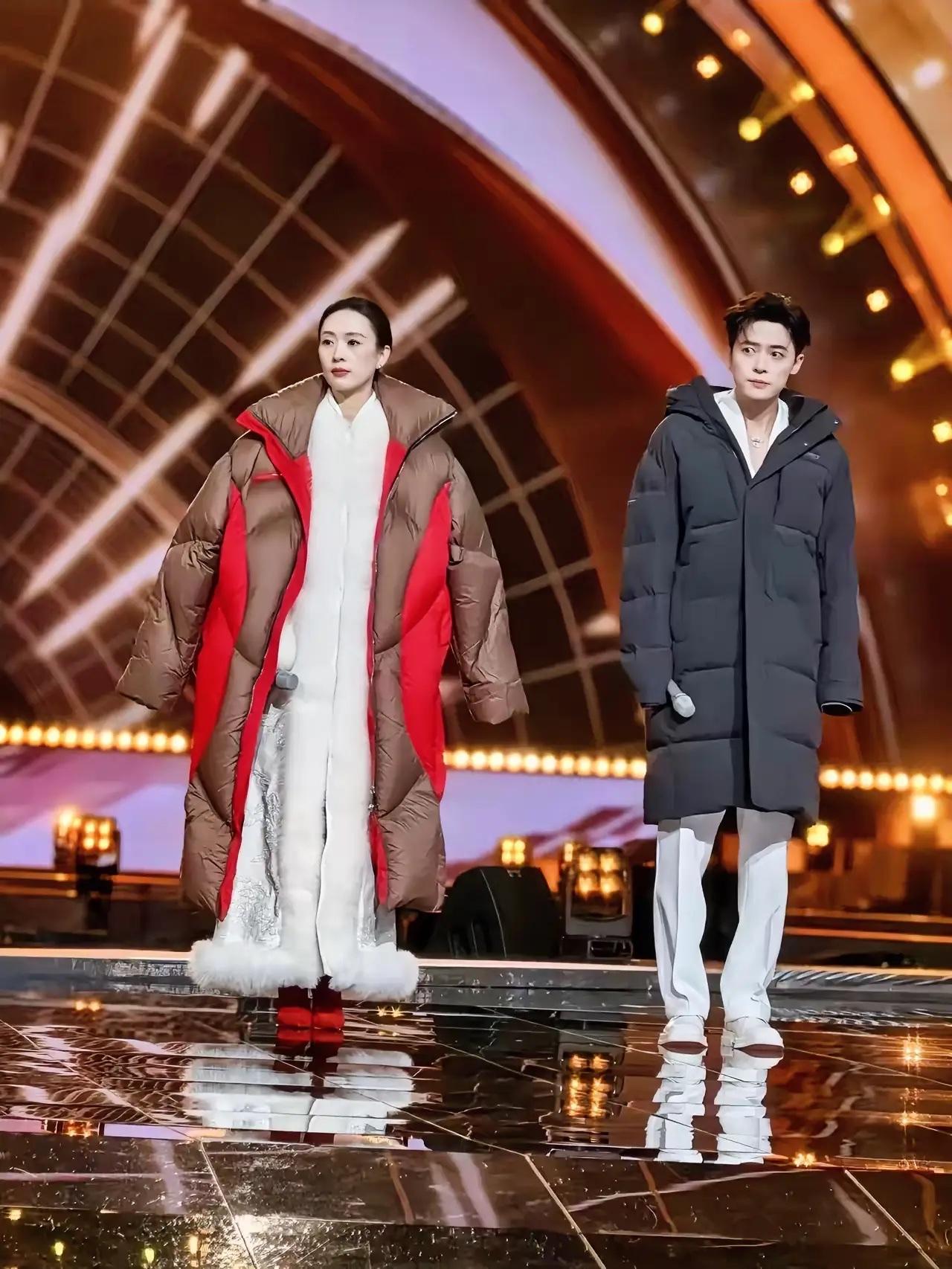 2025年，电视剧《四喜》热播后，童瑶与付辛博一起参加2026央视跨年晚会。
