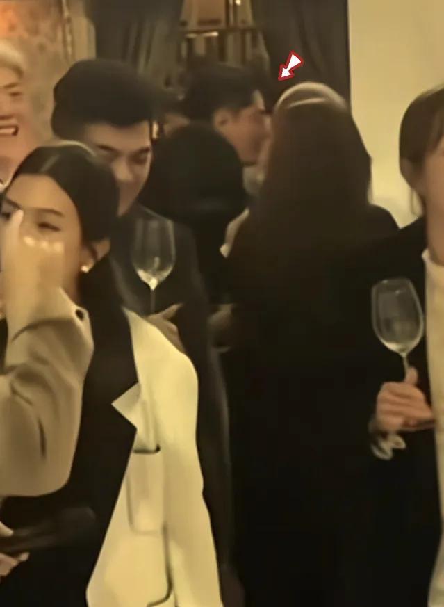 霍建华你也太会了吧！别人的婚礼现场，对林心如是又亲又搂又抱的，都把老婆给整害羞了