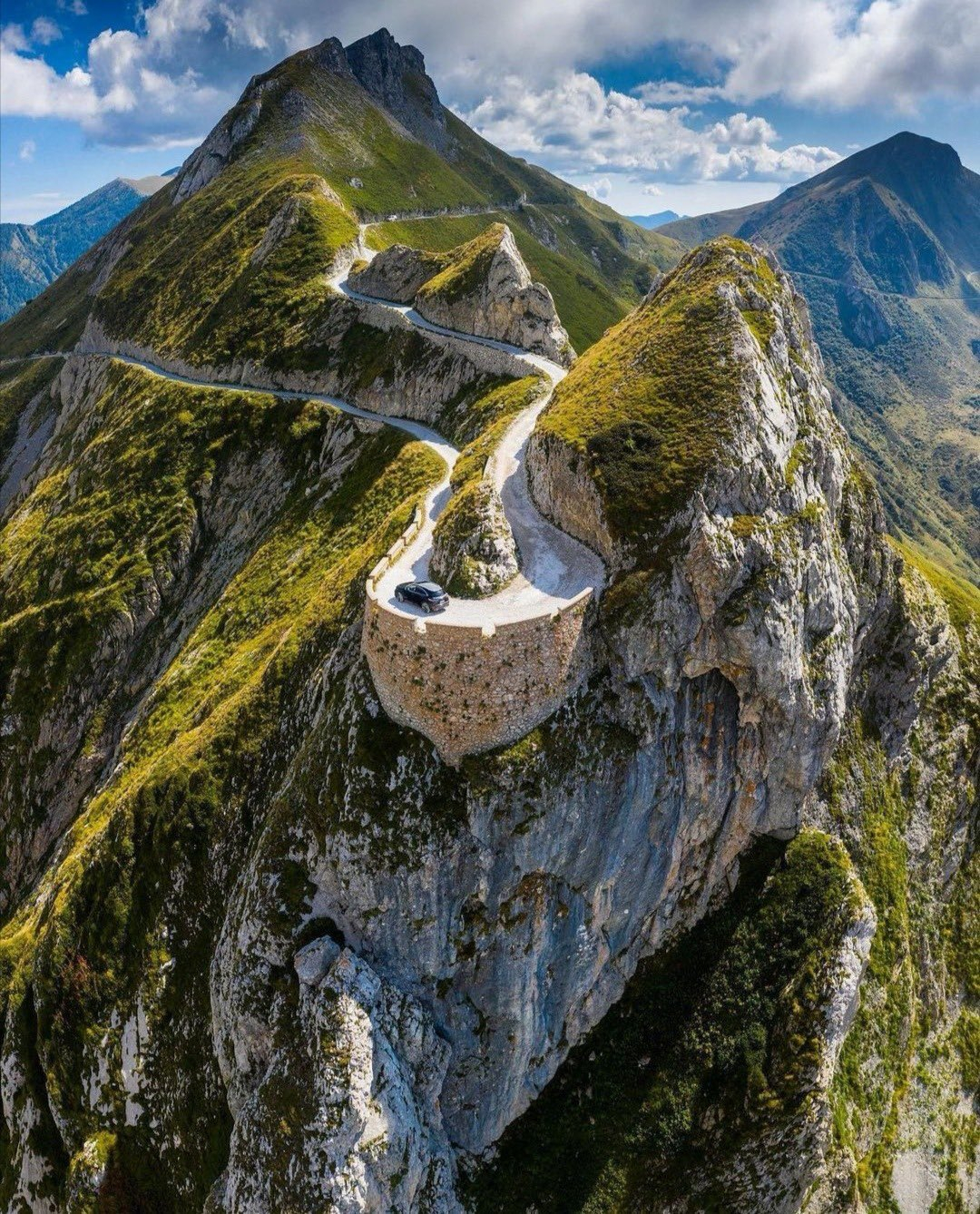 历史悠久的“盐与柠檬之路”位于意大利阿马尔菲海岸地区，该地区以盛产柠檬而闻名。 