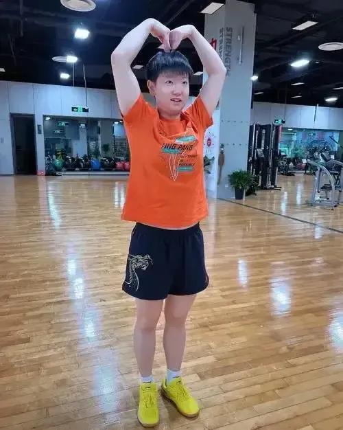 莎莎的爱心❤️送给你！明明没看见莎宝，可是她却自己慢慢出来了！#孙颖莎一定行# 