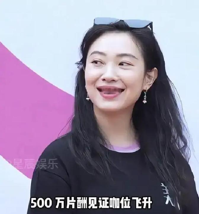 明星的天价片酬，突然被打到了这群人的卡上。
 
不是导演，不是编剧。是横店抢不到