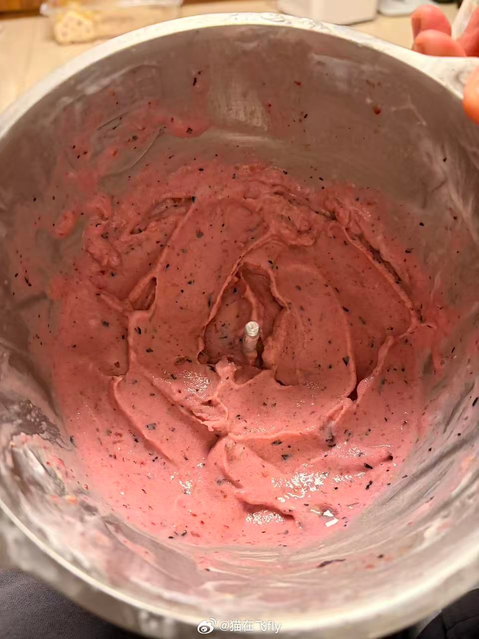 小猫跟豆包视频让豆包教她做冰激凌聊的很开心兴趣爱好就是没人安排自己驱动还很开心