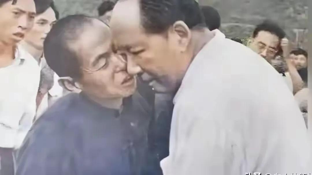 毛爷爷和人民群众心连心，打成一片，倾听人民群众的呼声。