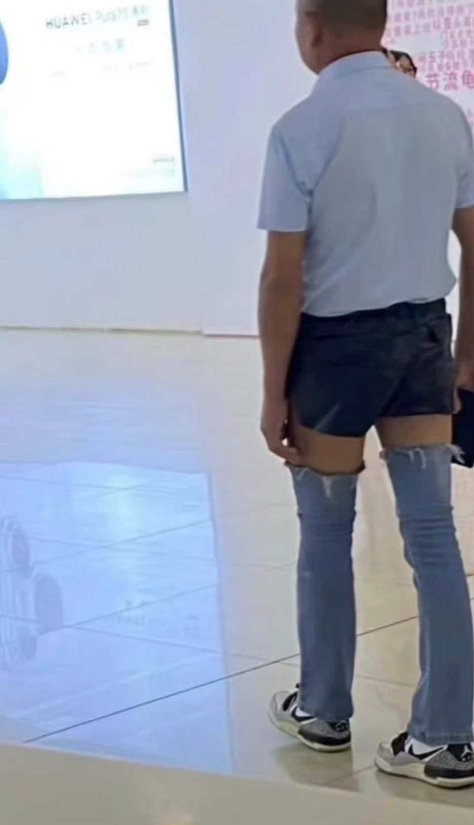 大爷这穿搭比好多小年轻都潮.. ​ ​​​