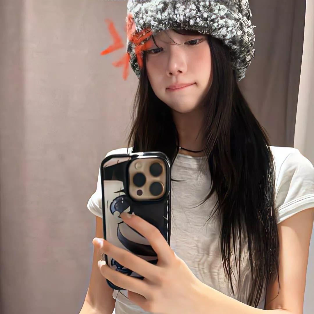 冬季穿搭指南 | 毛绒帽子搭配白色T恤，元气满满的一天！🌟🌟白色毛绒穿搭 白