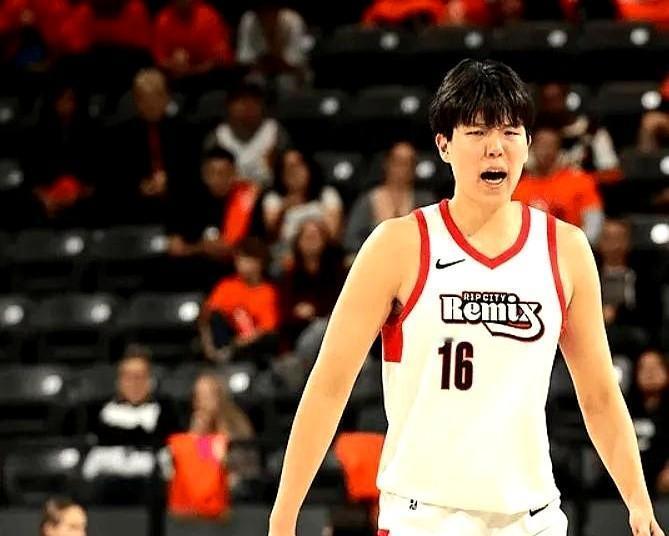 昨天还在发展联盟抢地板球。
今天就拎着行李进NBA更衣室了。
这事儿现在越来越不