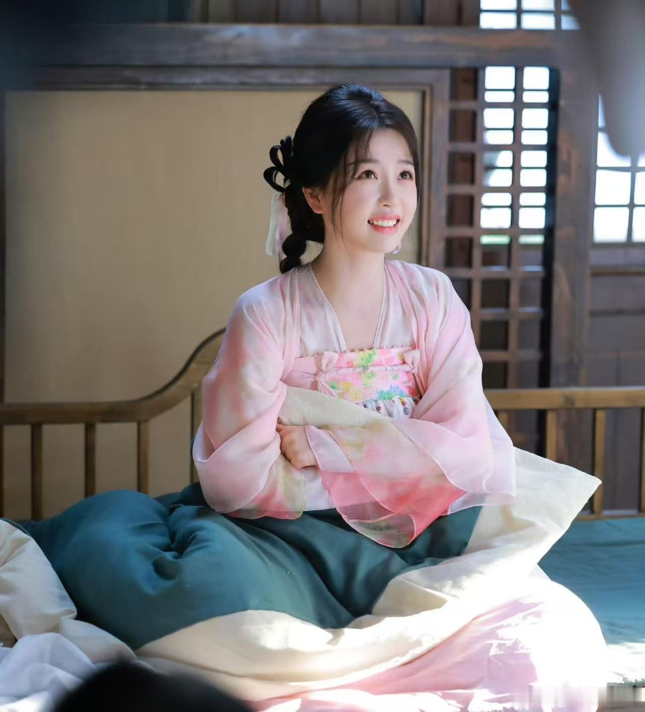 虞书欣出道十周年盲盒时光机 还记得被小兰花治愈的时刻，为云为衫揪心的瞬间，跟着凌