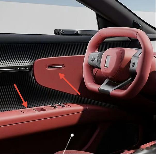 看了下新款阿维塔12车内这设计有点意思，如果说“紧急解锁手柄”非要放这位置的话，