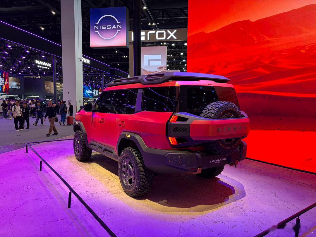 对比一下还是挺有差距的，主要是设计的成熟度有差异，然后在额外的内容上也有差异。 