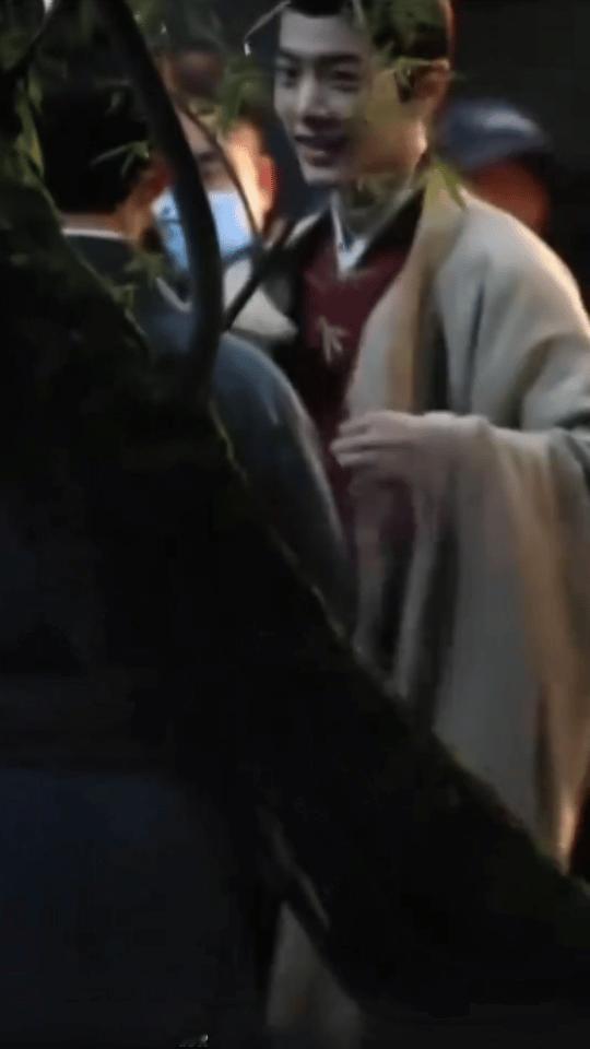 杨博潇你上辈子做什么好事了 居然能看肖战脱衣服啊啊啊啊 而且里面还是红衣 季度[