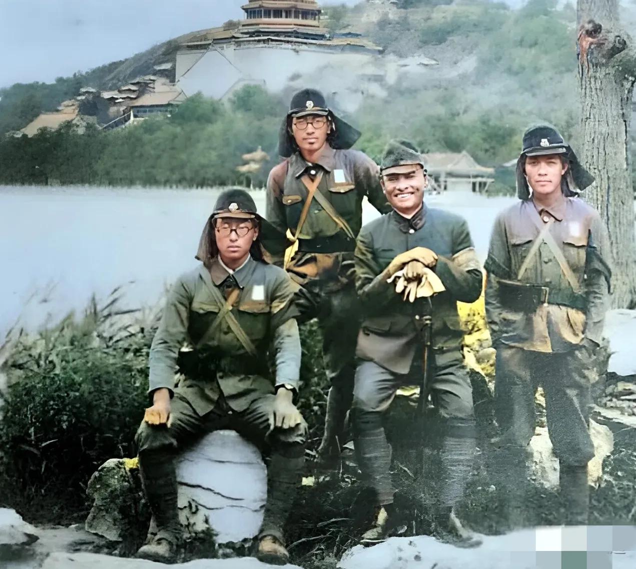 1937年，北平街头，颐和园成为日军军官与士兵们休憩的地方，这一张照片记录了，一