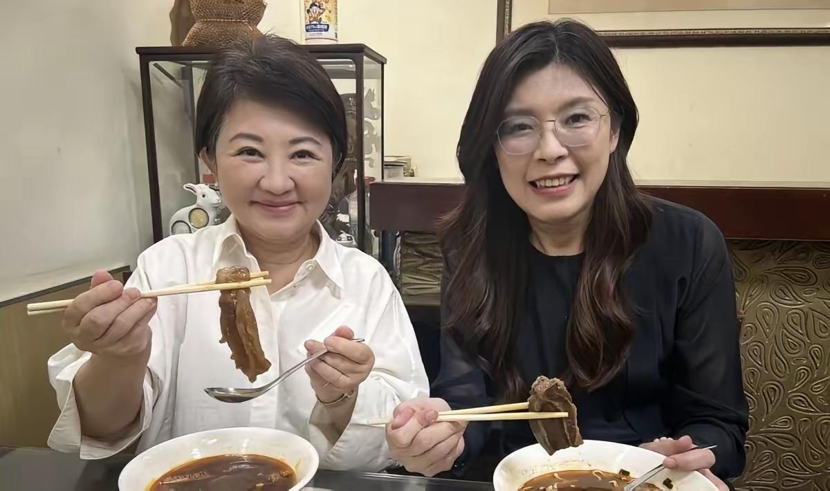 郑丽文、卢秀燕，看你们吃得挺饱！日本地震，关你们什么事？第一时间就去捐款，一个捐