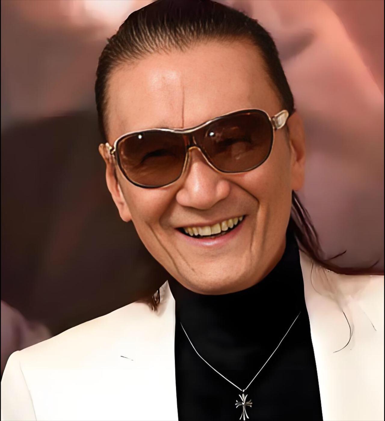 据谢霆锋发文宣布，他的父亲谢贤在今天逝世，享年89岁。真是太突然了，感觉谢贤一直