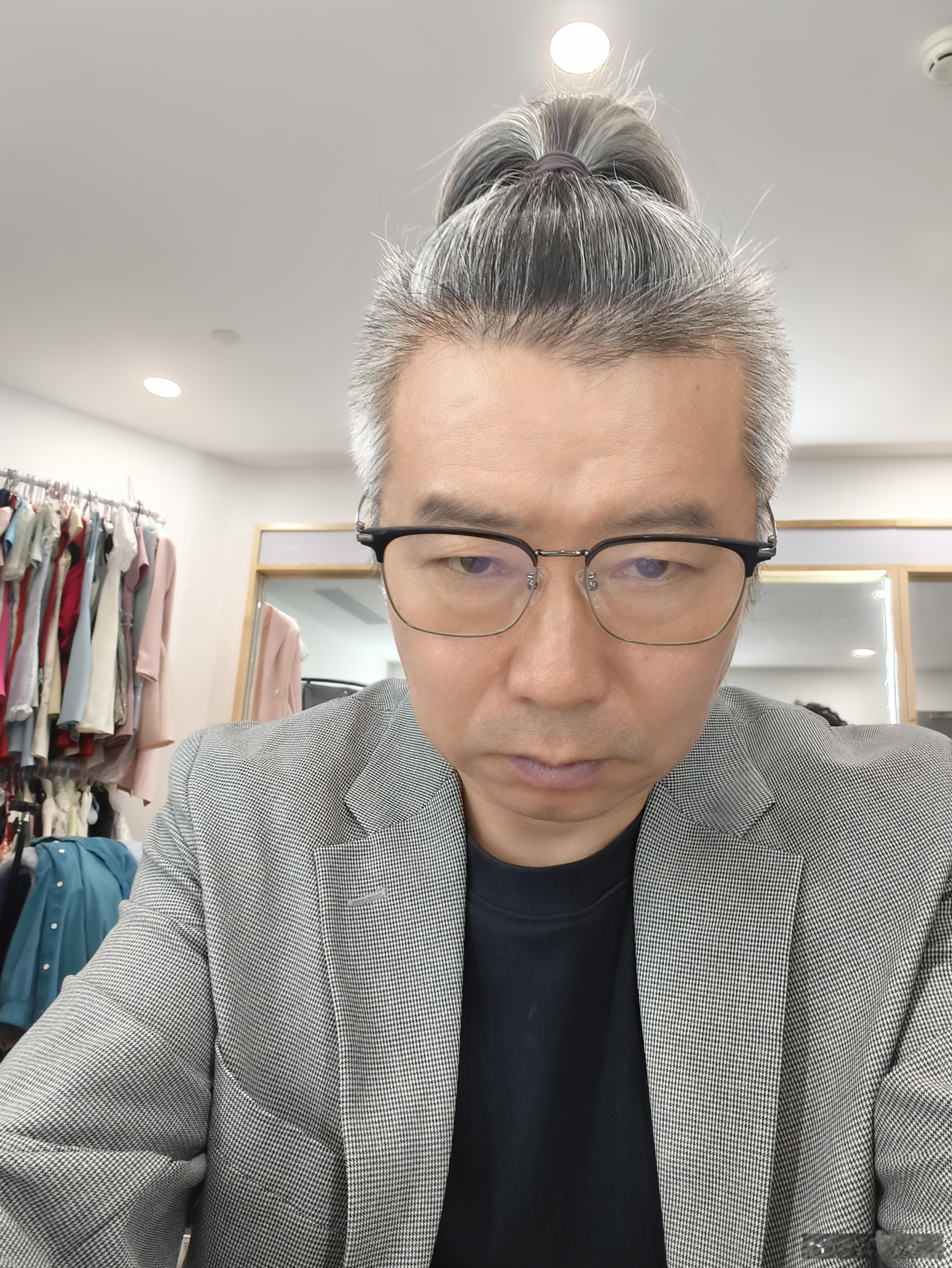 跟造型师老师总给我编花辫不一样，的造型师老师喜欢帮我扎个朝天辫。我觉得都挺好，我