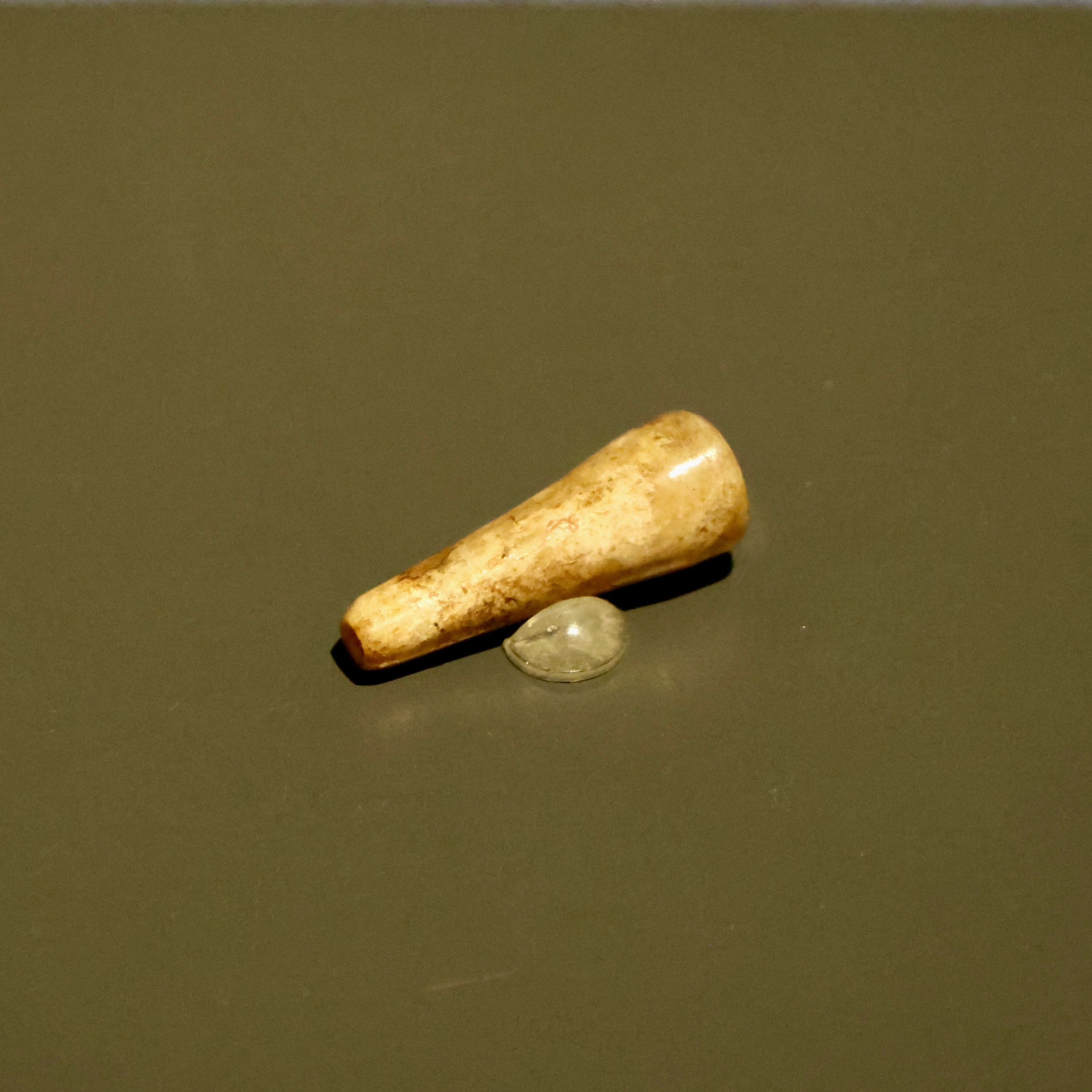壹點历史  图1玉瑱，大葆台西汉广阳王陵二号墓出土。葬王用瑱，是西汉时期葬玉制度