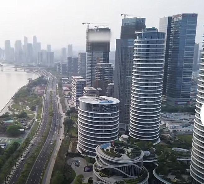 广州鹏瑞一号，单价34-56w一平！300平起步，更夸张的是顶层复式楼，2102