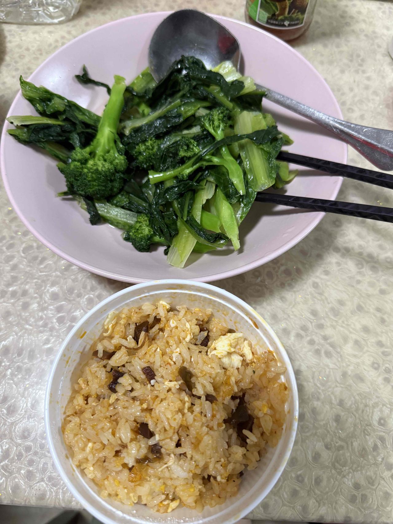 晚餐蛋炒饭加一碗青菜。
饭是中午吃剩打包的，拿回来加入香菇酱一起蛋炒饭！
为什么