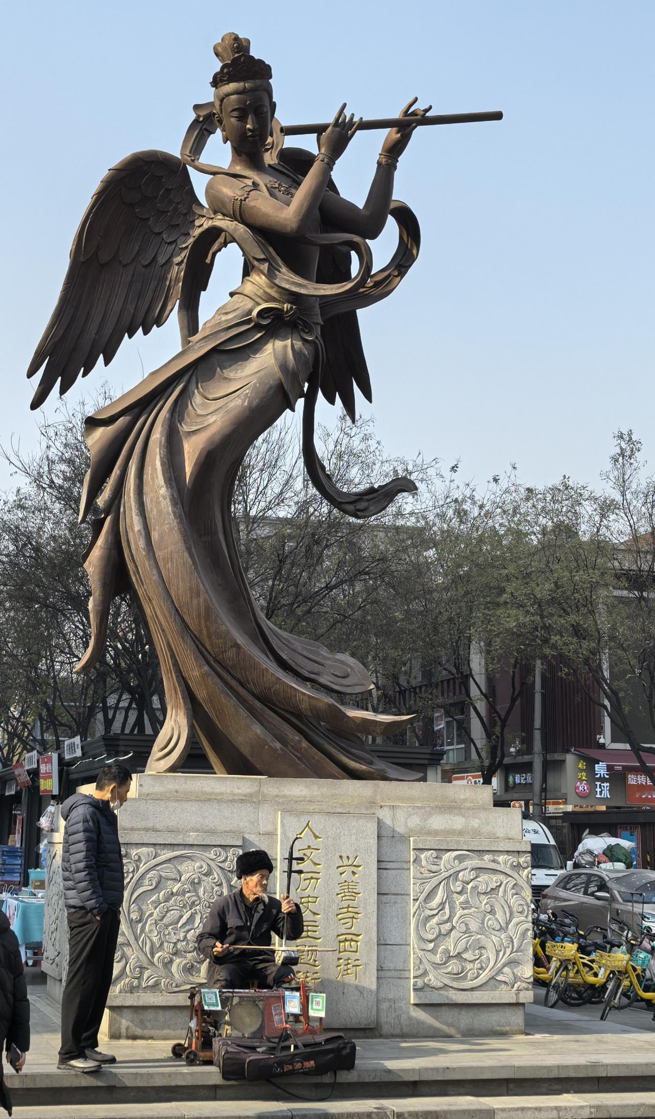 合奏

与李老师逛大兴善寺，在雕像前发现这一幕。背后是神佛，面前是生活。背后是理