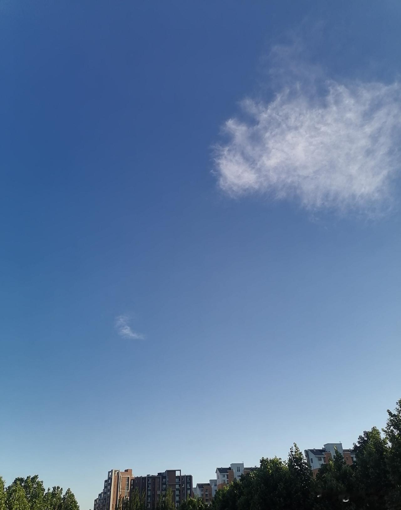 抬头看天空，忽然想起徐志摩的一段诗歌。

我是天空里的一片云
偶尔投影在你的波心