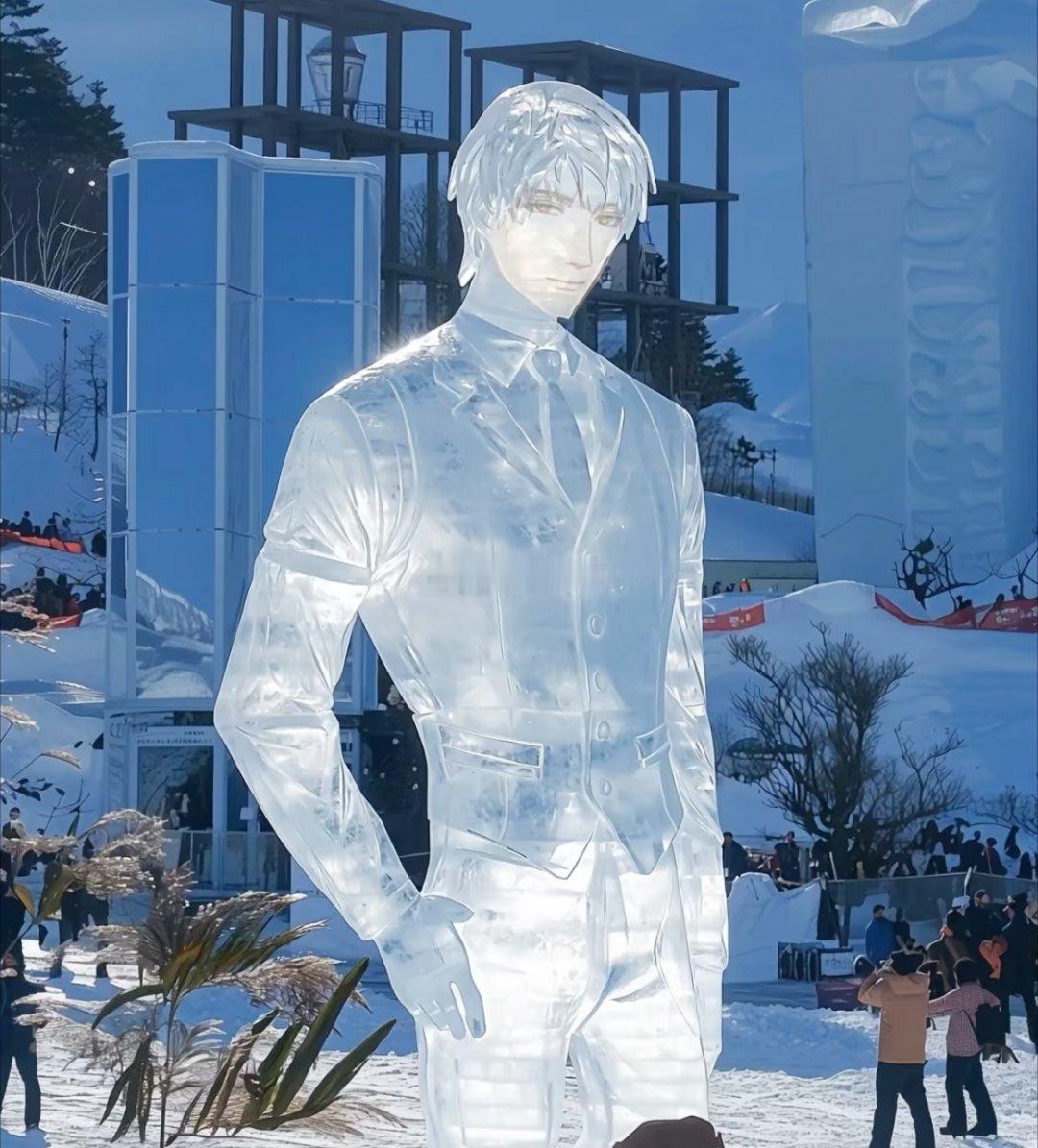 万有引力和我爱你光与夜之恋ai制作。谁懂！雪地里这座光与夜之恋冰雕太戳人！通透冰