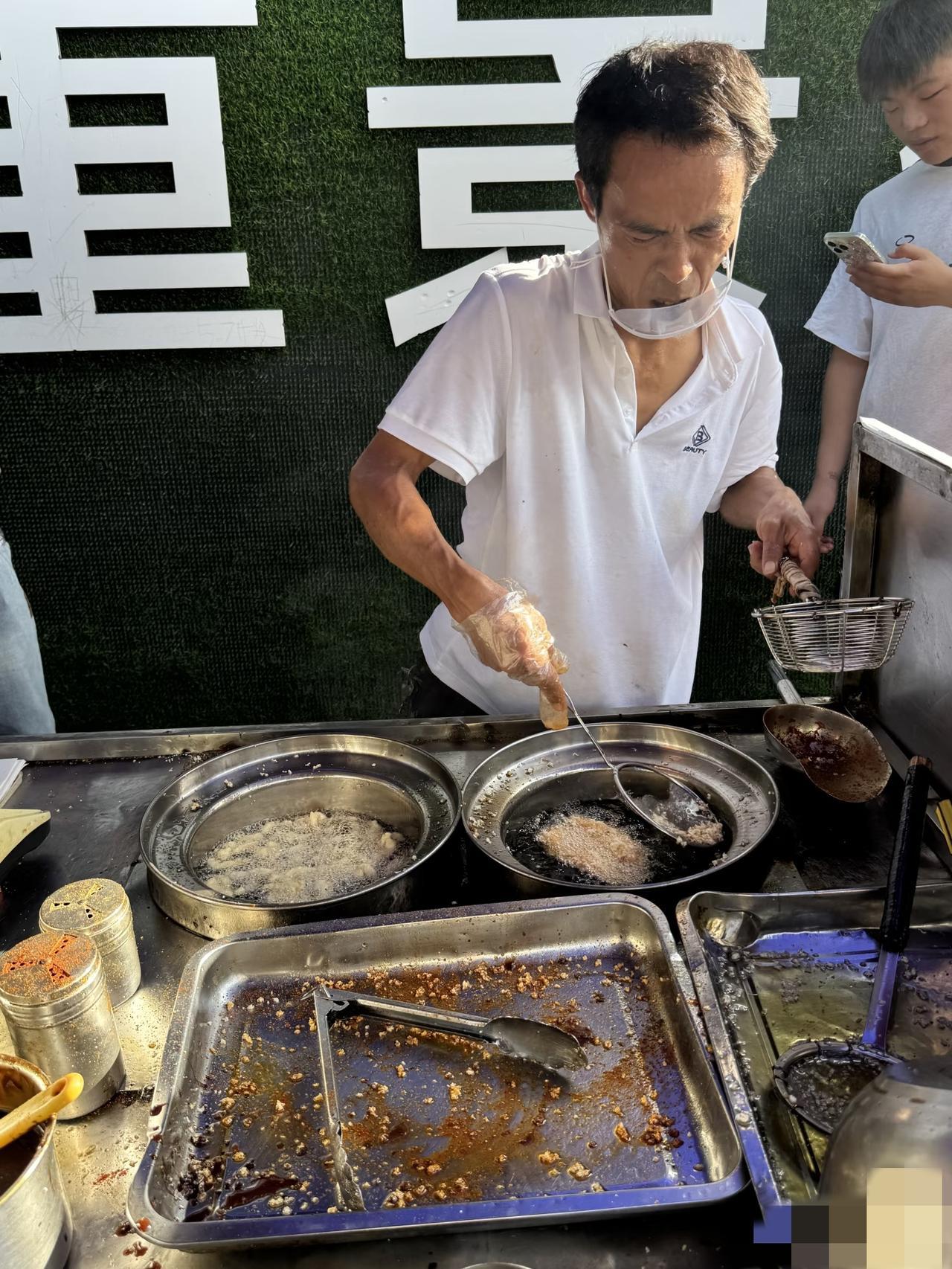 鸡排哥崩溃了！情绪价值没了，以前笑容灿烂，如今肉眼可见地班味太重。在油锅的炙烤下