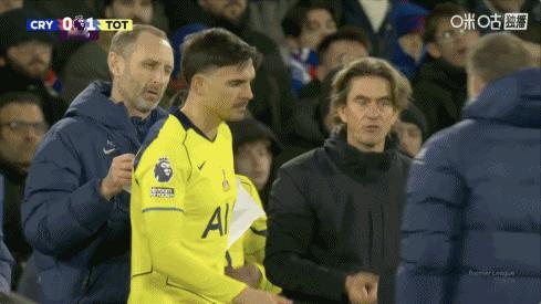 比赛第62分钟，热刺做出换人调整，帕里尼亚替换受伤的贝利瓦尔下场，奥多贝尔替换穆