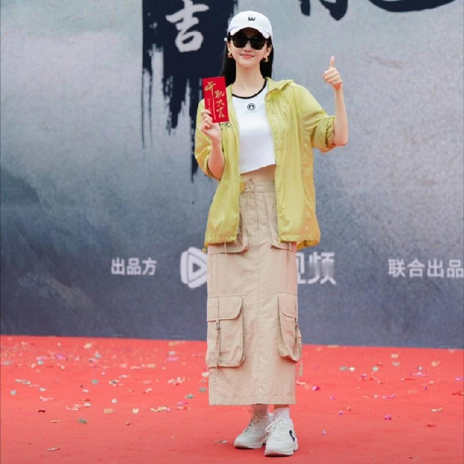 《龙骨焚箱》的制作方们或许也开始发愁了，
千不该、万不该请景甜来出演女主，
估计