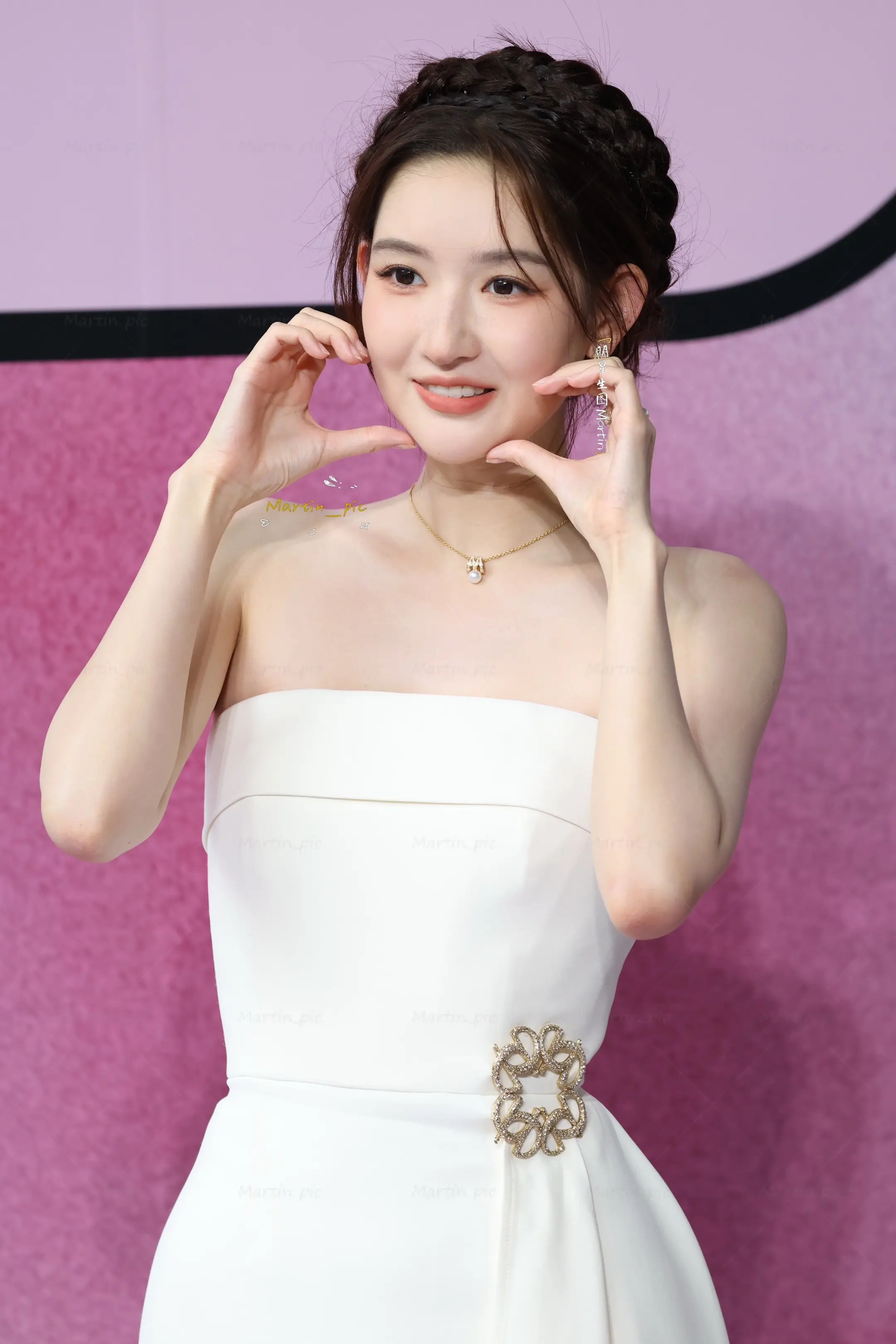 王玉雯花式比心生图 这组生图最打动人的地方不是比心本身，是她比心时眼角带笑的样子